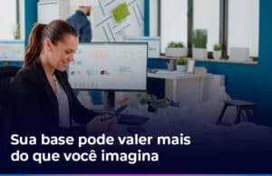 Executivo analisando indicadores financeiros e receita recorrente em ambiente corporativo.