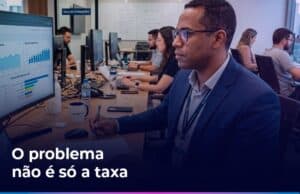 Gestor analisando operação de meios de pagamento e indicadores financeiros para aumentar rentabilidade e eficiência comercial.