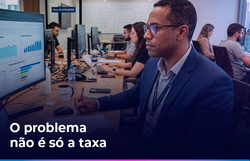 Gestor analisando operação de meios de pagamento e indicadores financeiros para aumentar rentabilidade e eficiência comercial.