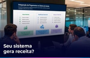 Profissional de software house analisando integração de pagamentos em sistema de gestão, demonstrando como soluções de pagamentos integrados podem gerar novas receitas, simplificar operações e agregar valor para clientes finais.
