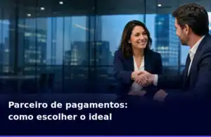 Dois-profissionais-fecham-uma-parceria-em-reuniao-corporativa-para-escolher-um-fornecedor-de-meios-de-pagamento.