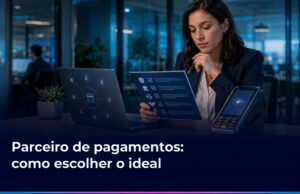 Profissional avalia um checklist ao lado de notebook e terminal Smart POS para escolher um parceiro de meios de pagamento.